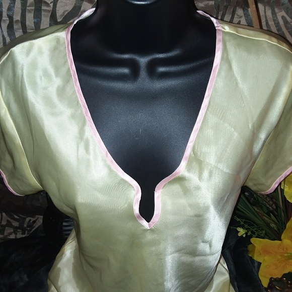 🌼Butter Cup Yellow Silky  Ladies Sleep Shirt🌼 - Picture 2 of 3